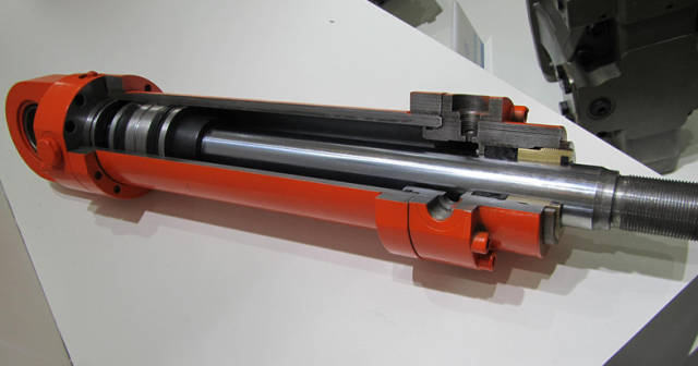 如何通過外貿(mào)網(wǎng)站提升挖掘機液壓油缸的海外銷售？